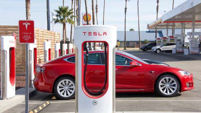 電動汽車雙雄爭霸：特斯拉拚銷量 比亞迪忙出海(圖:shutterstock)