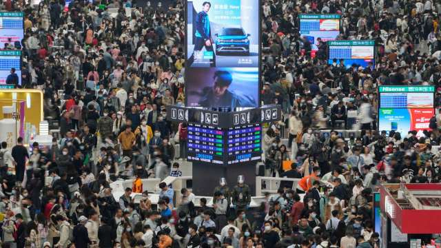 上海火車站五一人潮(圖:shutterstock)