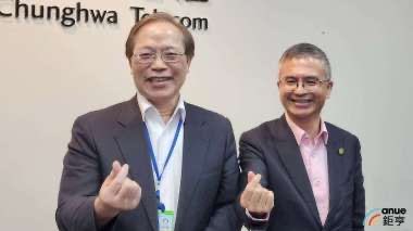 圖左為中華電董事長謝繼茂，右為總經理郭水義（鉅亨網資料照）