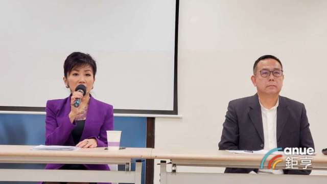 陳敏薰(左)今發表聲明，指泰山解除她獨立董事職務完全違法且無效。(鉅亨網記者張欽發攝)
