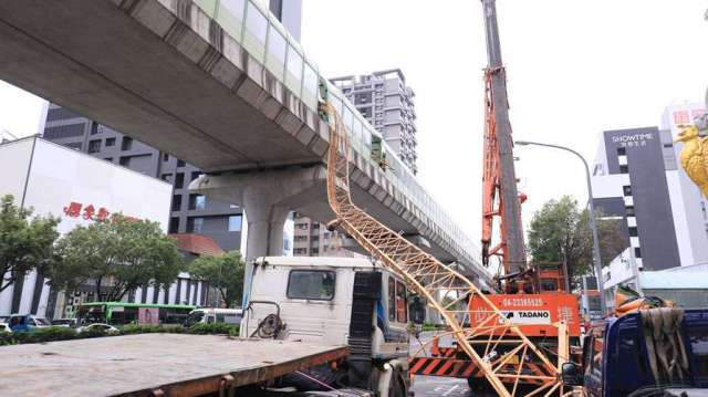 興富發台中「文心愛悦」建案出事故波及捷運乘客。(圖：台中市政府提供)