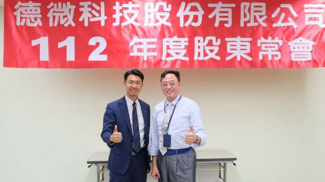 右至左為德微董事長張恩傑、顧問律師劉韋廷。(圖:業者提供)