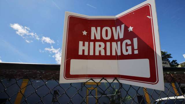 麻州打擊詐領補助 美上周初領失業金人數驟降至24.2萬人（圖：REUTERS/TPG）