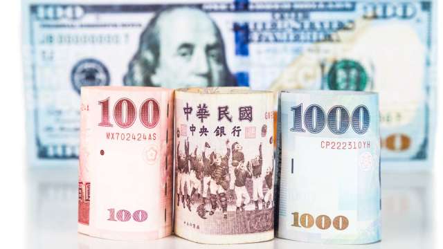 新台幣升值0.5分連3升，終場收30.677元。(圖：shutterstock)