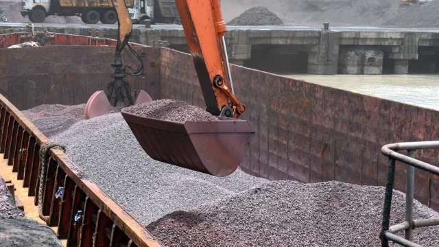 〈商品報價〉中國鋼鐵需求黯淡 鐵礦砂再度面臨100美元保衛戰。(圖:shutterstock)