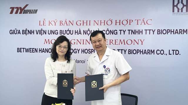 台灣東洋總經理侯靜蘭(左)與河內腫瘤醫院院長PhD.Dr.Bui Vinh Quang(右)攜手簽署合作備忘錄。(圖:東洋提供)