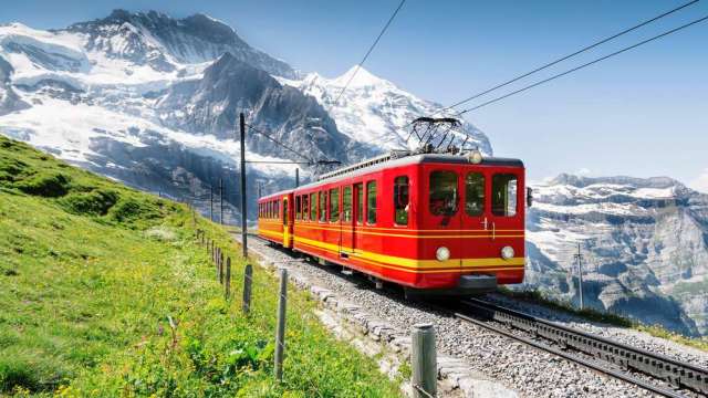 長汎祭出「FUN遊瑞士雙峰雙景觀列車10日」119900元起行程。(圖：長汎假期提供)