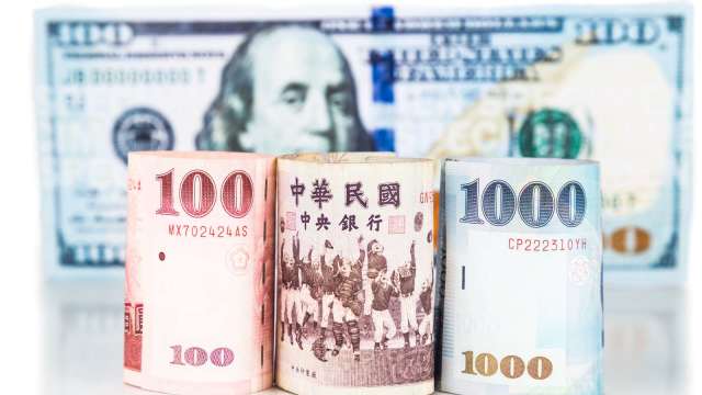 熱錢蜂擁新台幣帶量升值9.6分 收30.652元 站上3周來新高。(圖：shutterstock)