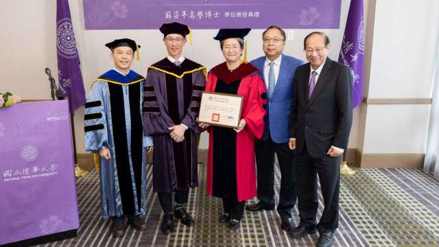 蘇姿丰獲頒國立清華大學名譽博士。左起清華電資學院院長徐碩鴻、校長高為元、蘇姿丰、蘇的夫婿丹尼爾‧林、蘇的父親蘇春槐。