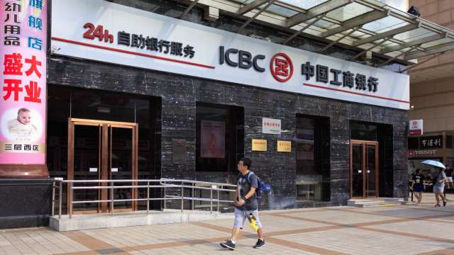 彭博：中國要求大型銀行再調降存款利率。（圖：Shutterstock）