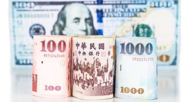 熱錢匯出新台幣帶量續貶 終場收30.92元。(圖：shutterstock)