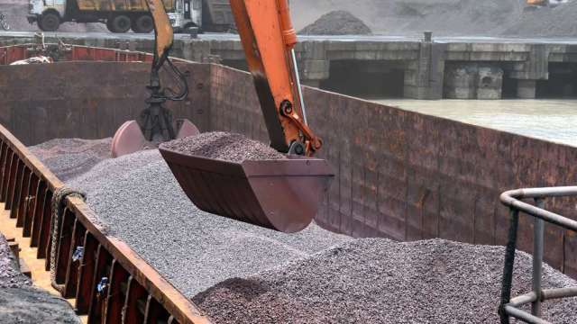 鐵礦砂在大宗商品中跌勢不輕。 (圖:Shutterstock)