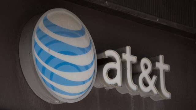 AT&T股价超便宜又派发高额股息 但仍遭小摩降评、砍目标价 (图片:AFP)(photo:CnYes)