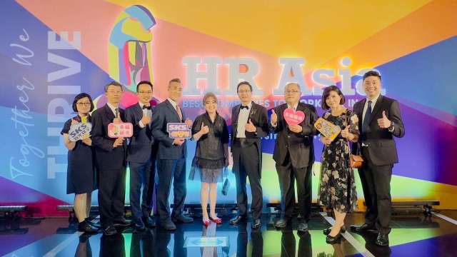 新光保全榮獲HR Asia Awards「亞洲最佳雇主獎」，由黃春明資深副總（右四）帶領、劉佩玉人資長（右五）、許博堯營運長（左三）等團隊領獎。(圖：新保提供)