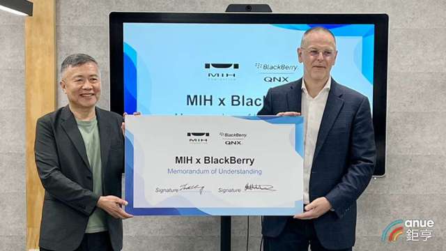 左起為MIH開放電動車聯盟執行長鄭顯聰、BlackBerry物聯網總裁Mattias Eriksson。