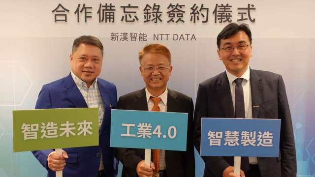 新漢智能董事長林茂昌(中)、NTT DATA總經理謝禎國(右)與新漢智能總經林弘洲(左)。(圖：新漢提供)