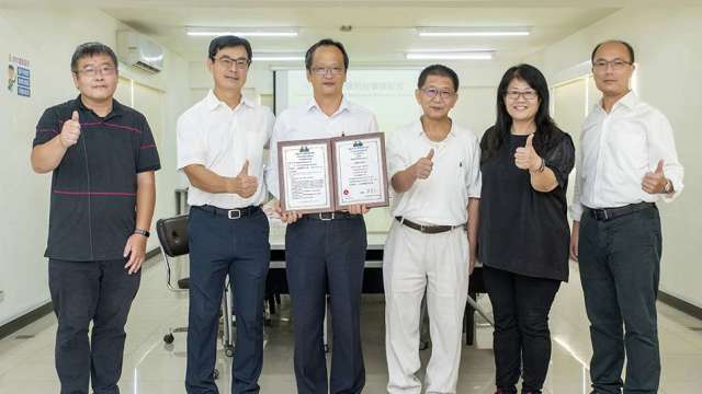 國產建材實業「碳礦化混凝土」，通過台灣營建研究院CETES新材料新工法驗證，由國產建材執行長吳志仁（中）代表接受證書。(圖：國產提供)