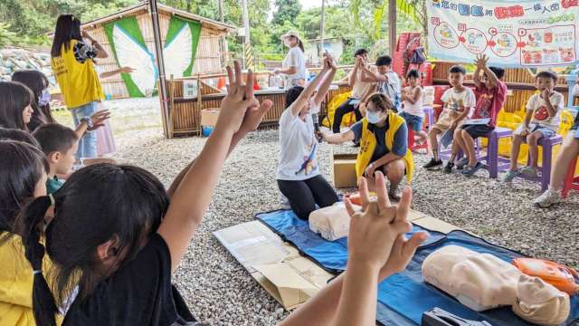 新保前往偏鄉部落CPR +AED教學。(圖：新保提供)