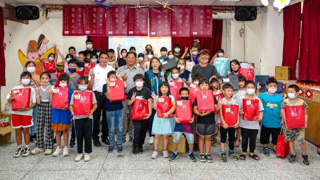 台泥攜手和平國小推減碳生活存摺 模擬碳幣交易。(圖：台泥提供)