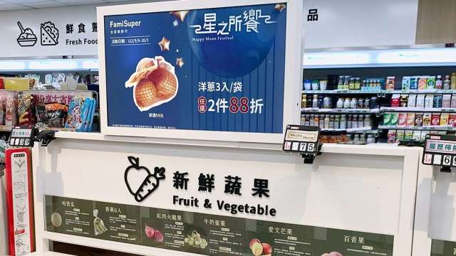 元太彩色電子紙看板導入「全家」FamiSuper選品超市店。(圖：元太提供)