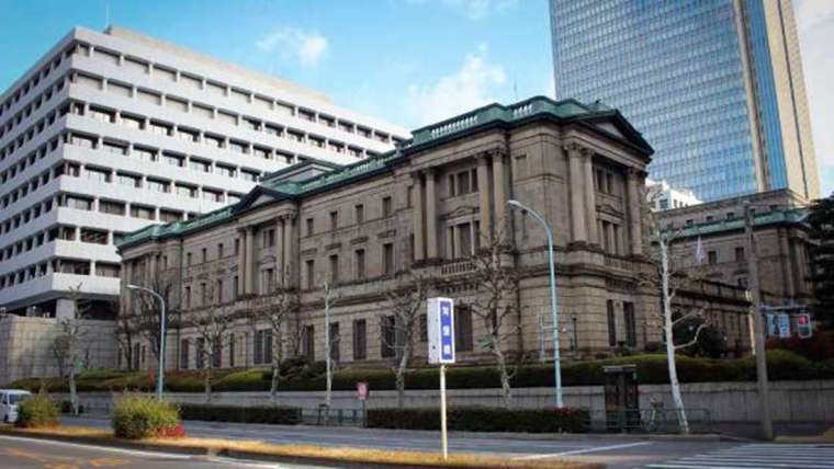 彭博訪調的經濟學家中，約一半預測日本央行明年上半年會終結負利率。(圖: Shutterstock)