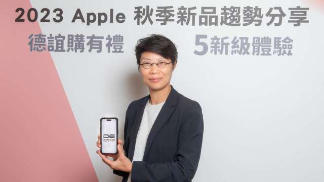 德誼數位總經理黃麗容表示，iPhone 15 Pro 新色原色鈦金屬呼聲最高。(圖:德誼提供)