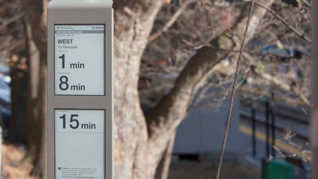 電子紙搭配太陽能板組成的公車站牌。(圖：元太提供)