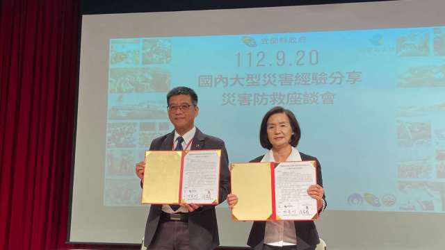 宜蘭縣長林姿妙(右)、新光保全東區部徐錫龍部長(左)簽署企業防災合作備忘錄（MOU）。(圖：新保提供)