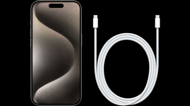 蘋果官網照片來看，iPhone 15/iPhone 15 Pro 全系的充電線均改為編織材。(圖：翻攝蘋果官網)