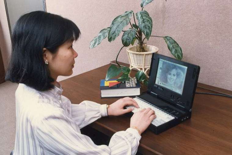 1990－工研院聯合 46 家廠商成立「筆記型電腦聯盟」，一年內開發出筆記型電腦，並在國際電腦展中大放異彩。
