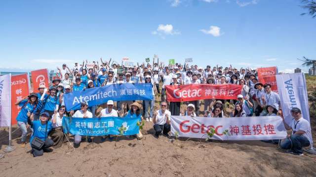 神基投控偕同子公司神基科技與漢通科技，在9月23日舉辦「神基植樹志工日」活動，並邀請英特爾台灣共襄盛舉，參與新北沙崙海岸線植樹養護計畫。(圖：神基投控提供)