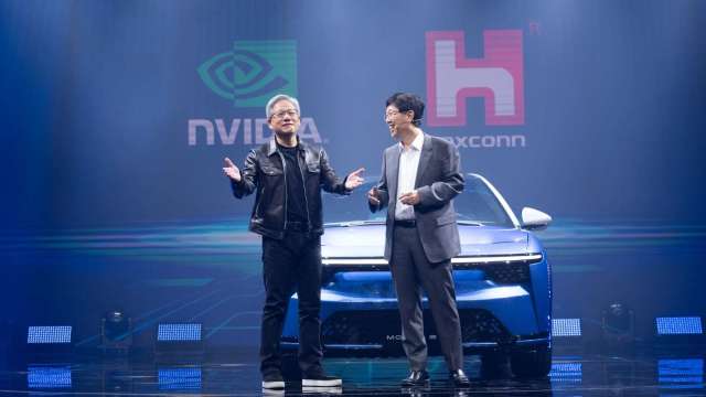 左起為輝達(NVIDIA) 創辦人暨執行長黃仁勳、鴻海董事長劉揚偉。(圖：鴻海提供)