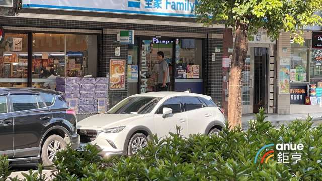 民生東路二段店面在9月以1.08億元成交，目前由全家經營中。(鉅亨網記者張欽發攝)