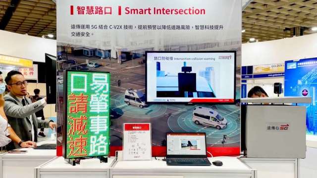 遠傳智慧路口以5G結合C-V2X技術，可輔助駕駛、行人警示功能，降低事故發生率。(圖:遠傳提供)