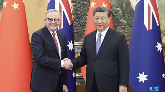 中國國家主席習近平周一（6日）在人民大會堂接見澳洲總理Anthony Albanese。（圖：新華社）