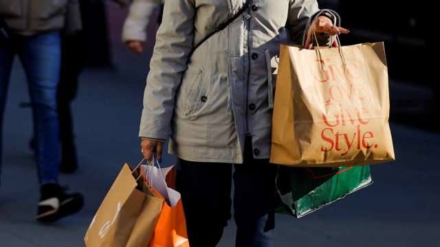 安永調查：今年超過一半消費者打算減少年底購物季購物支出 (圖:REUTERS/TPG)