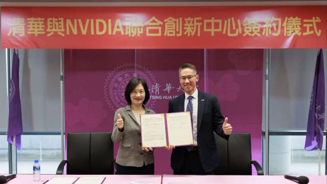 右至左為清華校長高為元、NVIDIA全球副總裁暨台灣區總經理邱麗孟。(清華提供)