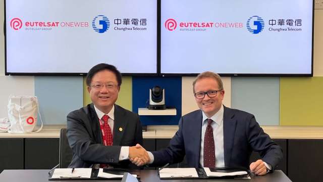 圖左為中華電執副簡志誠，右為Eutelsat OneWeb Co-General Manager, Stephen Beynon。(圖:中華電提供)