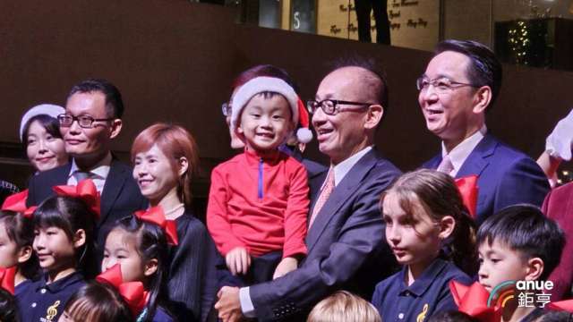 晶華董事長潘思亮今日攜幼子參與晶華耶誕點燈活動。(鉅亨網記者王莞甯攝)