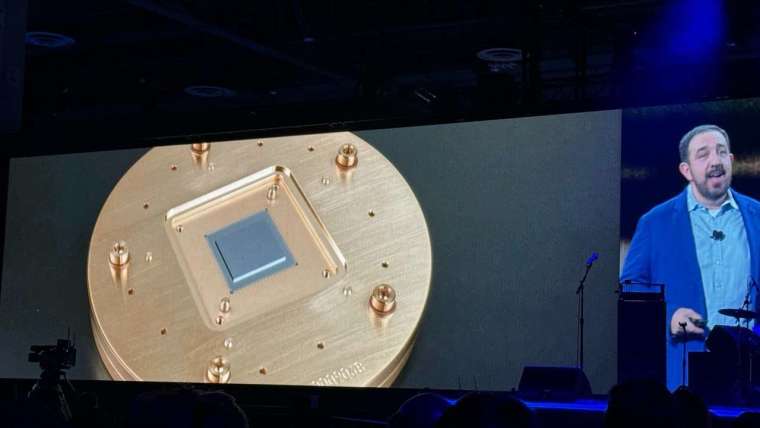 AWS將量子運算晶片搭載鍍金銅打造的載板上。(鉅亨網記者魏志豪攝)