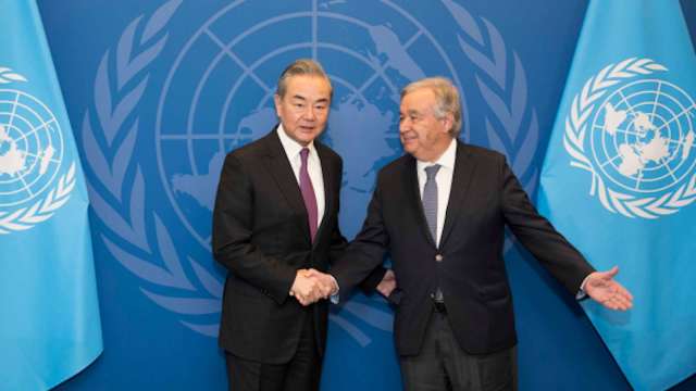 中國外交部長王毅周二在紐約聯合國總部會見聯合國秘書長Antonio Guterres。（圖：中國外交部）