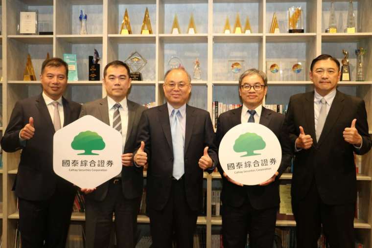 2023《Asiamoney》票選出爐，國泰證券團隊狂掃11獎破紀錄，以開放、便利數位投資平台服務，四度蟬聯「台灣最佳零售經紀商」。 圖／國泰證券提供。