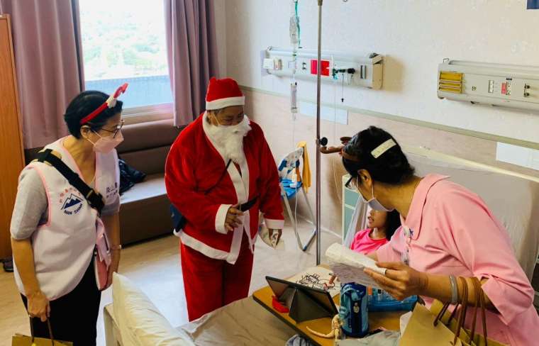 圖說、南山人壽義工曾在耶誕節時，裝扮成耶誕老人到台中澄清醫院中港分院探望病童。