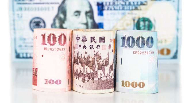 〈台幣〉放量強升1.85角收30.88元逾半年新高 登最強亞幣。(圖:Shutterstock)