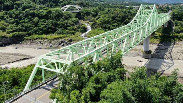 中鋼重建「新發大橋」，透過紮實的鋼結構橋梁，重新連結荖濃溪兩岸交通道路。(圖：中鋼提供)