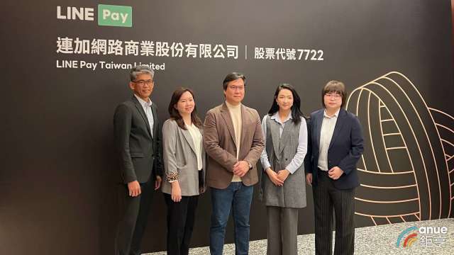 LINE Pay經營團隊亮相，董事長丁雄注(中)。(鉅亨網資料照)