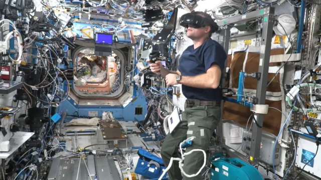 安德里亞斯·莫根森(Andreas Mogensen)在國際太空站上使用VIVE Focus 3。(圖來自ESA和NASA)