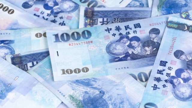 〈台幣〉補班日量能萎縮微貶收31.37元 周線連二貶。(圖：Shutterstock)