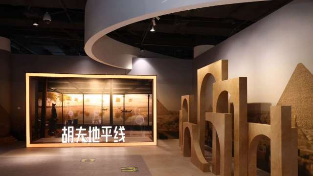 胡夫地平線-金字塔沉浸式探索體驗展北京站現場照。(圖:宏達電提供)