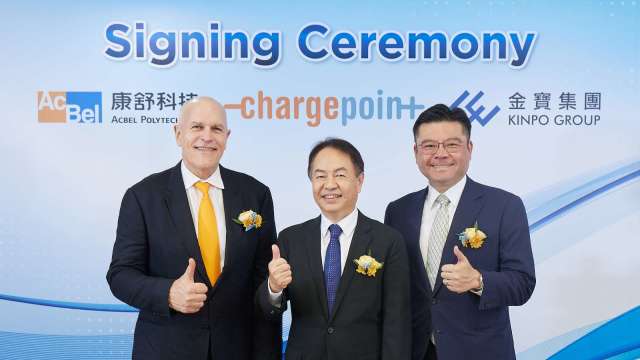 左起為ChargePoint執行長 Rick Wilmer、金寶集團執行長暨金寶電子總經理陳威昌、康舒董事長許介立。(圖：康舒提供)